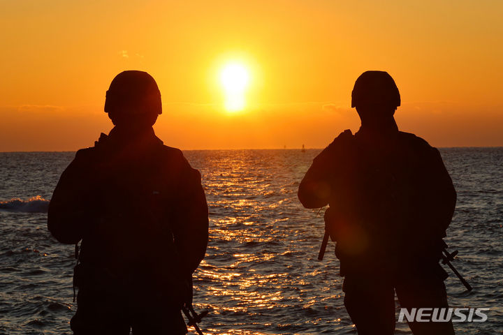[대연평도=뉴시스] 권창회 기자 = 2023년 후반기가 되면서 남북 관계가 얼어붙고 있다. 북한이 올해에만 5번째 대륙간탄도미사일을 발사한데 이어 군사정찰위성 발사와 9.19 군사합의까지 파기하며 긴장이 고조되고 있다. 군사적 충돌은 남북 모두에게 끔찍한 결과를 초래할 수 밖에 없는 만큼 이념을 떠나 비극을 막는데 힘을 쏟아야 할 것이다. 인천 옹진군 대연평도에서 해병대원들이 지는해를 뒤로 하고 수색정찰을 하고 있다. 2023.12.31. kch0523@newsis.com