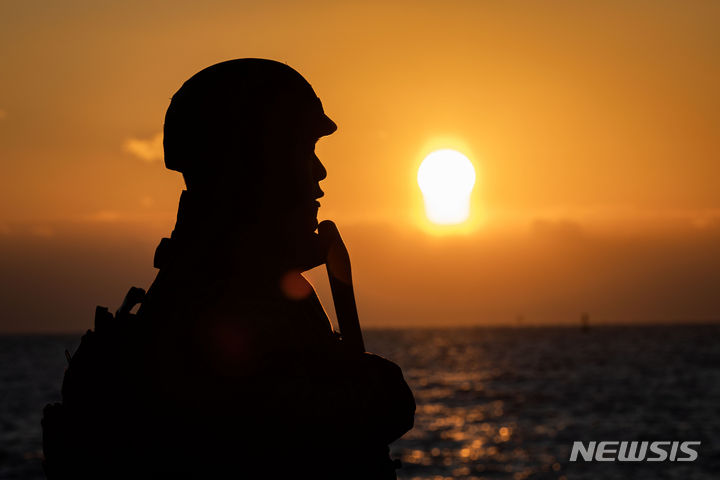 [대연평도=뉴시스] 권창회 기자 = 2023년 후반기가 되면서 남북 관계가 얼어붙고 있다. 북한이 올해에만 5번째 대륙간탄도미사일을 발사한데 이어 군사정찰위성 발사와 9.19 군사합의까지 파기하며 긴장이 고조되고 있다. 군사적 충돌은 남북 모두에게 끔찍한 결과를 초래할 수 밖에 없는 만큼 이념을 떠나 비극을 막는데 힘을 쏟아야 할 것이다. 인천 옹진군 대연평도에서 해병대원들이 지는해를 뒤로 하고 수색정찰을 하고 있다. 2023.12.31. kch0523@newsis.com