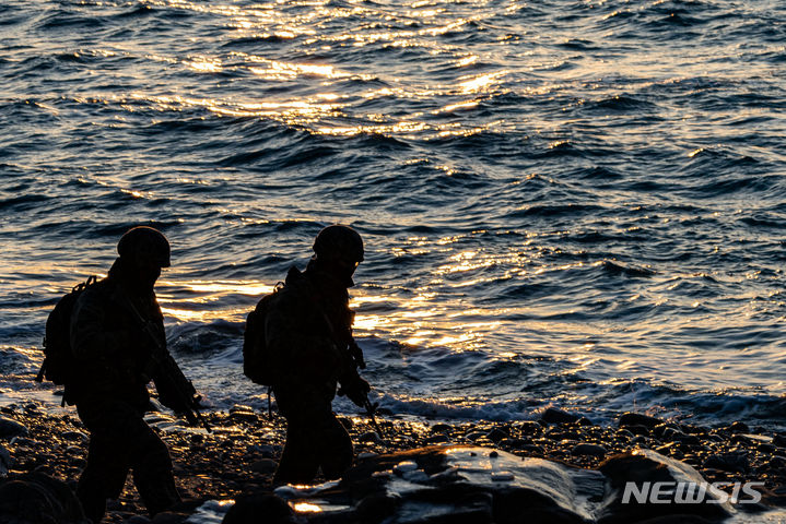 [대연평도=뉴시스] 권창회 기자 = 2023년 후반기가 되면서 남북 관계가 얼어붙고 있다. 북한이 올해에만 5번째 대륙간탄도미사일을 발사한데 이어 군사정찰위성 발사와 9.19 군사합의까지 파기하며 긴장이 고조되고 있다. 군사적 충돌은 남북 모두에게 끔직한 결과를 초래할 수 밖에 없는 만큼 이념을 떠나 비극을 막는데 힘을 쏟아야 할 것이다. 인천 옹진군 대연평도에서 해병대원들이 지는해를 뒤로 하고 수색정찰을 하고 있다. 2023.12.27. kch0523@newsis.com