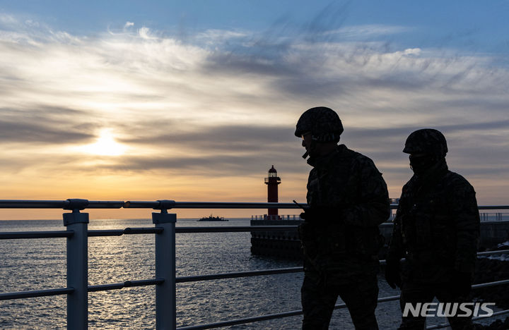 [대연평도=뉴시스] 권창회 기자 = 2023년 후반기가 되면서 남북 관계가 얼어붙고 있다. 북한이 올해에만 5번째 대륙간탄도미사일을 발사한데 이어 군사정찰위성 발사와 9.19 군사합의까지 파기하며 긴장이 고조되고 있다. 군사적 충돌은 남북 모두에게 끔찍한 결과를 초래할 수 밖에 없는 만큼 이념을 떠나 비극을 막는데 힘을 쏟아야 할 것이다. 인천 옹진군 대연평도에서 해병대원들이 수색정찰을 하고 있다. 2023.12.31. kch0523@newsis.com