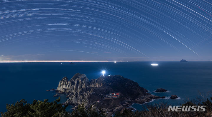 [통영=뉴시스] 황준선 기자 = 어둠이 내려앉은 망망대해, 소매물도의 등대섬에서 불 밝힌 등대가 칠흑 같은 밤바다의 길잡이가 되어주고 있습니다. 뉴스와 사건이 쏟아지는 일상에서 독자들에게 등대처럼 어둠을 밝히며 바르고 빠른 소식을 전하기 위해 뛰었던 한 해도 저물어갑니다. 거친 풍파에도 100년이 넘게 자리를 지키며 밤바다를 밝힌 소매물도의 등대처럼, 뉴시스가 다가오는 2024년 갑진년 (甲辰年) 새해에도 어둠을 밝히고 길을 비추는 길잡이가 되겠습니다. (사진 = 268장 촬영 후 레이어 합성) 2023.12.31. hwang@newsis.com