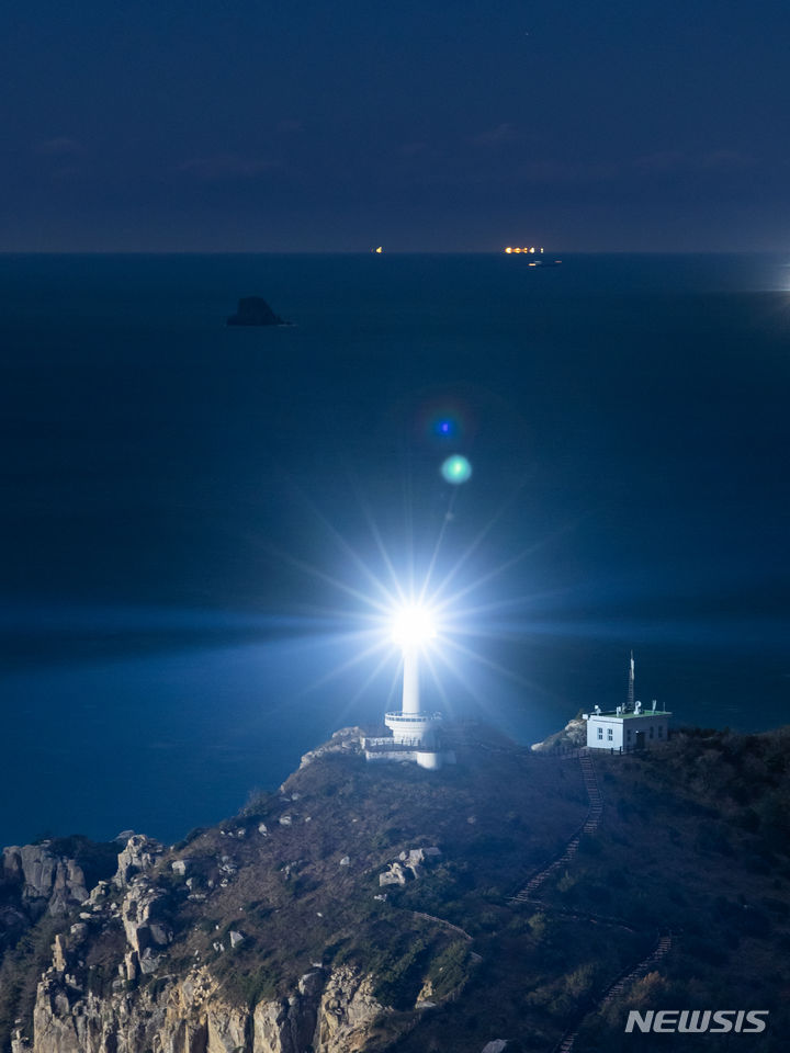 [통영=뉴시스] 황준선 기자 = 어둠이 내려앉은 망망대해, 소매물도의 등대섬에서 불 밝힌 등대가 칠흑 같은 밤바다의 길잡이가 되어주고 있습니다. 뉴스와 사건이 쏟아지는 일상에서 독자들에게 등대처럼 어둠을 밝히며 바르고 빠른 소식을 전하기 위해 뛰었던 한 해도 저물어갑니다. 거친 풍파에도 100년이 넘게 자리를 지키며 밤바다를 밝힌 소매물도의 등대처럼, 뉴시스가 다가오는 2024년 갑진년 (甲辰年) 새해에도 어둠을 밝히고 길을 비추는 길잡이가 되겠습니다. 2023.12.31. hwang@newsis.com