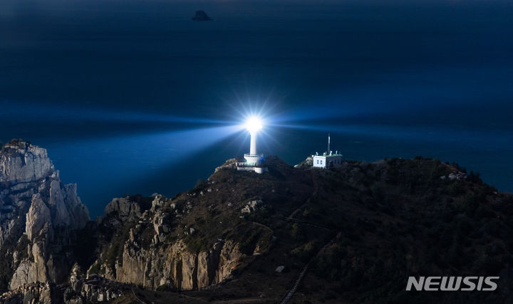 [통영=뉴시스] 황준선 기자 = 어둠이 내려앉은 망망대해, 소매물도의 등대섬에서 불 밝힌 등대가 칠흑 같은 밤바다의 길잡이가 되어주고 있습니다. 뉴스와 사건이 쏟아지는 일상에서 독자들에게 등대처럼 어둠을 밝히며 바르고 빠른 소식을 전하기 위해 뛰었던 한 해도 저물어갑니다. 거친 풍파에도 100년이 넘게 자리를 지키며 밤바다를 밝힌 소매물도의 등대처럼, 뉴시스가 다가오는 2024년 갑진년 (甲辰年) 새해에도 어둠을 밝히고 길을 비추는 길잡이가 되겠습니다. 2023.12.31. hwang@newsis.com