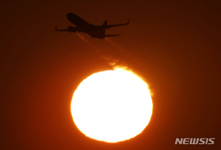 [인천공항=뉴시스] 조성우 기자 = 여객기가 인천공항에서 태양이 떠오르는 하늘로 힘차게 이륙하고 있다. 갑진년 청용의 해. 세계 경제의 위축 등 우리 경제를 둘러싼 여건이 녹록지 않은 상황이나 어려움을 딛고 도약하는 2024년을 기대해 본다. 2024.01.01. xconfind@newsis.com