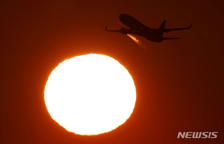 [인천공항=뉴시스] 조성우 기자 = 여객기가 인천공항에서 태양이 떠오르는 하늘로 힘차게 이륙하고 있다. 갑진년 청용의 해. 세계 경제의 위축 등 우리 경제를 둘러싼 여건이 녹록지 않은 상황이나 어려움을 딛고 도약하는 2024년을 기대해 본다. 2024.01.01. xconfind@newsis.com
