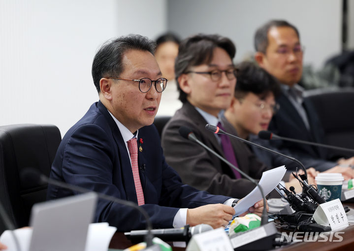 [서울=뉴시스] 김명년 기자 = 박민수 보건복지부 제2차관이 지난 26일 오후 서울 중구 보건의료정보원 대회의실에서 열린 '의료의 미래를 바꾸는 보건복지부 제2차관-전공의 대화'에서 발언하고 있다. 2023.12.26. kmn@newsis.com