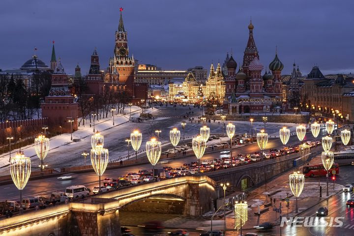 [모스크바=AP/뉴시스]2023년 12월26일 러시아 모스크바의 붉은 광장 인근 지역이 새해와 크리스마스 장식으로 꾸며져 화려한 연말 분위기를 연출하고 있다. 러시아가 자산 압류 급증을 통해 점점 고갈되는 국고를 부양하는데 도움을 받고 있지만 러시아의 경기 둔화에 대한 전망을 더욱 흐리게 하고 있다고 블룸버그가 9일(현지시간) 보도했다.﻿﻿ 2025.07.10.