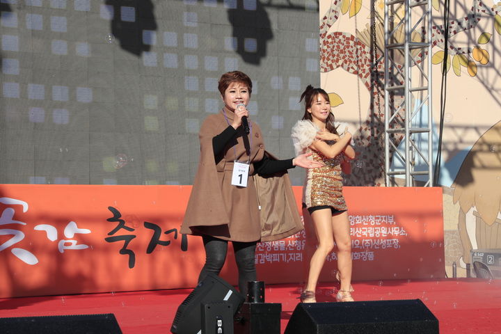 [산청=뉴시스] 산청군청 전국주부가요열창 모습 *재판매 및 DB 금지 *재판매 및 DB 금지