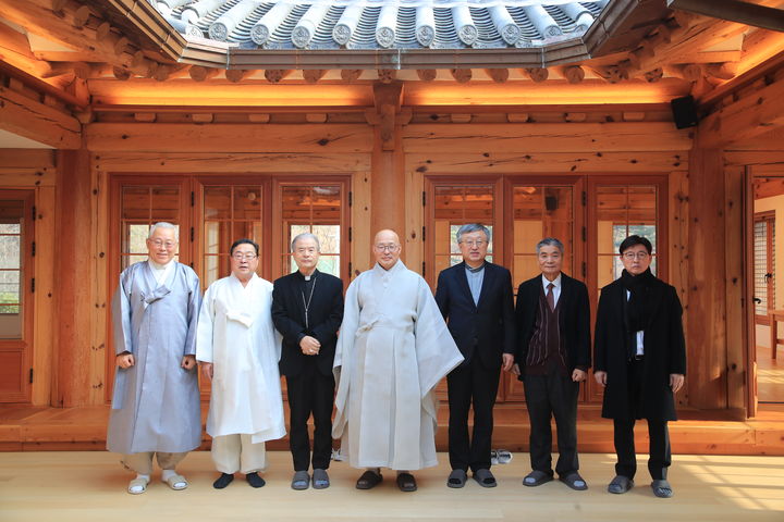 [서울=뉴시스] 26일 진관사에서 열린 한국종교지도협의회 임시이사회 (사진=한국종교지도자협의회 제공): 2023.12.27. photo@newsis.com *재판매 및 DB 금지