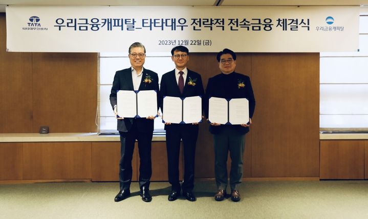 [서울=뉴시스]22일 전속금융 제휴계약 체결식 후 김방신 타타대우상용차사장(왼쪽부터), 정연기 우리금융캐피탈 대표이사, 김정우 타타대우상용차판매 대표이사가 기념촬영을 하고 있다.(사진=우리금융캐피탈 제공)2023.12.27 photo@newsis.com&nbsp;&nbsp; *재판매 및 DB 금지
