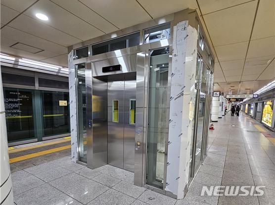 [서울=뉴시스]서울교통공사는 지하철 5호선 강동역과 7호선 광명사거리역, 6호선 새절역·봉화산역 등 4개 역사에 내부 엘리베이터를 설치했다고 27일 밝혔다. (사진=서울교통공사 제공). 2023.12.27. photo@newsis.com 