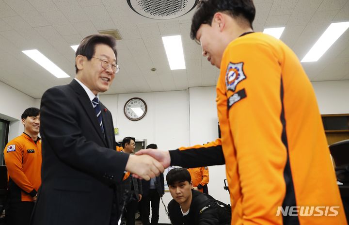[인천=뉴시스] 김동영 기자 = 이재명 더불어민주당 대표가 27일 오후 인천 남동구 공단소방서를 방문해 호텔 화재 진압에 나섰던 소방관들을 격려하고 있다. 지난 17일 인천 남동구 논현동의 18층짜리 호텔에서 화재가 발생했다. 이 불로 투숙객 등 54명이 연기를 흡입하는 등 중경상을 입어 병원으로 옮겨졌다. 당시 소방관들은 마스터키를 들고 직접 객실을 뛰어다니며 투숙객을 구조했다. 2023.12.27. dy0121@newsis.com