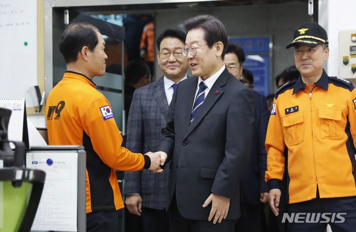 [인천=뉴시스] 김동영 기자 = 이재명 더불어민주당 대표가 27일 오후 인천 남동구 공단소방서를 방문해 호텔 화재 진압에 나섰던 소방관들을 격려하고 있다. 지난 17일 인천 남동구 논현동의 18층짜리 호텔에서 화재가 발생했다. 이 불로 투숙객 등 54명이 연기를 흡입하는 등 중경상을 입어 병원으로 옮겨졌다. 당시 소방관들은 마스터키를 들고 직접 객실을 뛰어다니며 투숙객을 구조했다. 2023.12.27. dy0121@newsis.com