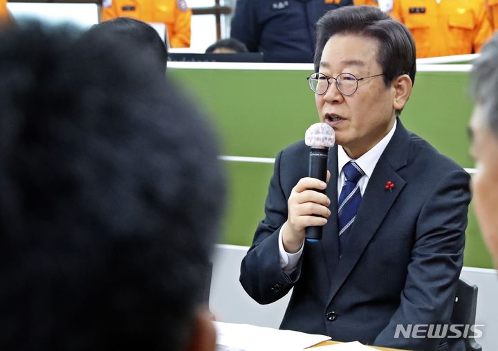 [인천=뉴시스] 김동영 기자 = 이재명 더불어민주당 대표가 27일 오후 인천 남동구 공단소방서를 방문해 호텔 화재 진압에 나섰던 소방관들을 격려하고 있다. 지난 17일 인천 남동구 논현동의 18층짜리 호텔에서 화재가 발생했다. 이 불로 투숙객 등 54명이 연기를 흡입하는 등 중경상을 입어 병원으로 옮겨졌다. 당시 소방관들은 마스터키를 들고 직접 객실을 뛰어다니며 투숙객을 구조했다. 2023.12.27. dy0121@newsis.com