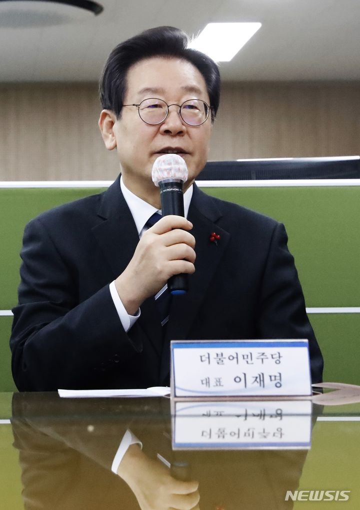 [인천=뉴시스] 김동영 기자 = 이재명 더불어민주당 대표가 27일 오후 인천 남동구 공단소방서를 방문해 호텔 화재 진압에 나섰던 소방관들을 격려하고 있다. 지난 17일 인천 남동구 논현동의 18층짜리 호텔에서 화재가 발생했다. 이 불로 투숙객 등 54명이 연기를 흡입하는 등 중경상을 입어 병원으로 옮겨졌다. 당시 소방관들은 마스터키를 들고 직접 객실을 뛰어다니며 투숙객을 구조했다. 2023.12.27. dy0121@newsis.com