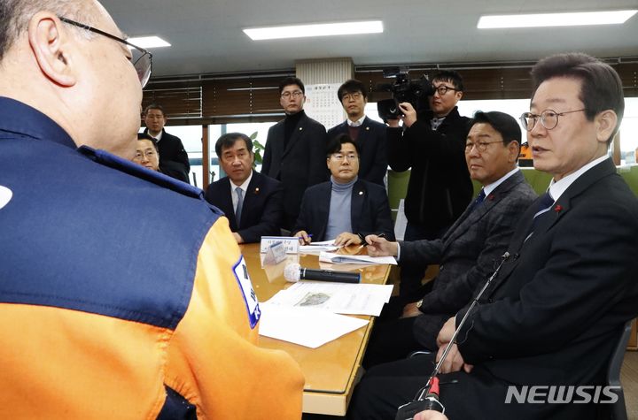 [인천=뉴시스] 김동영 기자 = 이재명 더불어민주당 대표가 27일 오후 인천 남동구 공단소방서에서 엄준욱 인천소방본부장으로부터 ‘논현동 호텔 화재’와 관련 설명을 듣고 있다. 지난 17일 인천 남동구 논현동의 18층짜리 호텔에서 화재가 발생했다. 이 불로 투숙객 등 54명이 연기를 흡입하는 등 중경상을 입어 병원으로 옮겨졌다. 당시 소방관들은 마스터키를 들고 직접 객실을 뛰어다니며 투숙객을 구조했다. 2023.12.27. dy0121@newsis.com