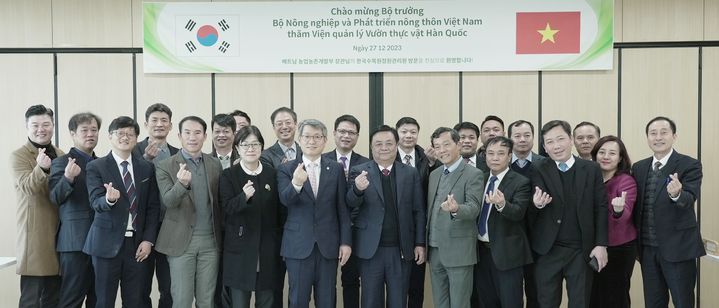 [대전=뉴시스] 27일 한국수목원정원관리원 류광수(앞줄 오른쪽서 일곱째) 이사장이 베트남 농업농촌개발부 레밍 호안(앞줄 오른쪽서 여섯째) 장관과 산림생물다양성 보전을 위한 산림협력 업무회의를 마치고 양기관 관계자들과 기념촬영을 하고 있다.(사진=한국수목원정원관리원 제공) *재판매 및 DB 금지
