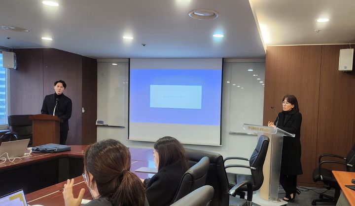 [서울=뉴시스] 한국케이블TV방송협회가 '홈쇼핑-유료방송 분쟁의 합리적 해결방안 모색'을 주제로 설명회를 열었다. 사진은 유성진 숭실대 교수(왼쪽)과 정윤재 한국외대 교수(오른쪽). (사진=케이블TV협회 제공) *재판매 및 DB 금지