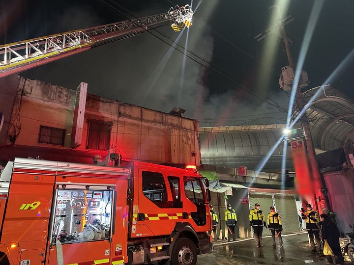 [대구=뉴시스] 27일 오후 4시48분께 대구 북구 노원동 3가 팔달시장 내 의류상가 1층에서 불이 나 소방당국이 진화 작업을 하고 있다. (사진=대구소방안전본부 제공) 2023.12.27. photo@newsis.com *재판매 및 DB 금지