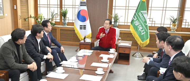 [대구=뉴시스]권기창 안동시장과 김상진·우창하·김창현·박치선 안동시의원이 27일 오후 대구시청 산격청사에서 홍준표 대구시장을 내방해 안동댐 맑은 물 공급 관련 나눔과 상생을 위한 상호협의를 하고 있다(사진=대구시 제공) 2023.12.27 photo@newsis.com *재판매 및 DB 금지