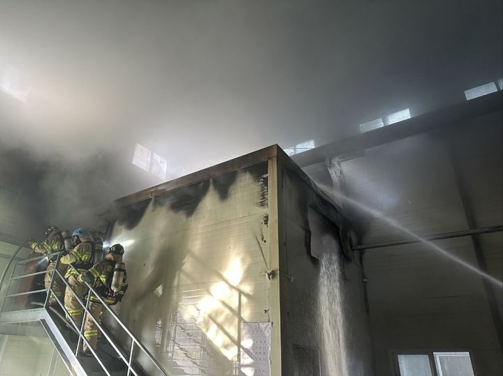 [부산=뉴시스] 27일 오전 부산 사상구의 한 금속 가공 공장 2층 사무실 내부에서 원인이 밝혀지지 않은 불이 났다. (사진=부산소방재난본부 제공) *재판매 및 DB 금지