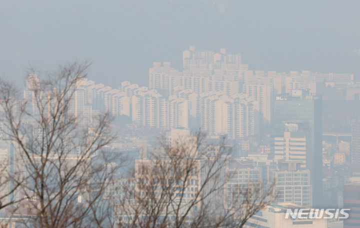 [서울=뉴시스] 고승민 기자 = 서울부동산정보광장에 따르면 26일 기준 11월 서울 아파트 거래가 1,792건으로 2,000건을 한참 밑돌았다. 올해 거래량이 가장 많았던 6월 3846건에 비해 절반에도 못 미치는 수치다. 사진은 27일 서울 남산에서 바라본 서울시내 아파트 모습. 2023.12.27. kkssmm99@newsis.com