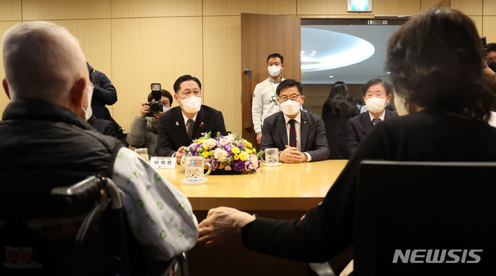 [서울=뉴시스] 김선웅 기자 = 이희완 국가보훈부 차관이 27일 서울 강동구 중앙보훈병원을 방문해 제2연평해전 당시 참수리 357호 정장 故 윤영하 해군 소령의 부친 윤두호 국가유공자와 만나 환담을 나누고 있다. 2023.12.27. mangusta@newsis.com