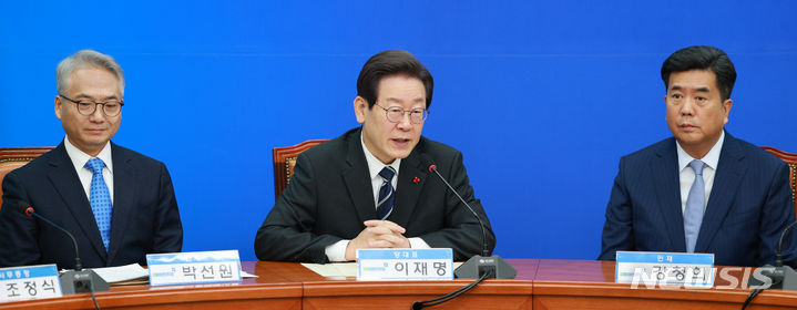 [서울=뉴시스] 고범준 기자 = 이재명 더불어민주당 대표가 27일 오전 서울 여의도 국회에서 열린 4, 5차 인재환영식에서 발언하고 있다. 2023.12.27. bjko@newsis.com