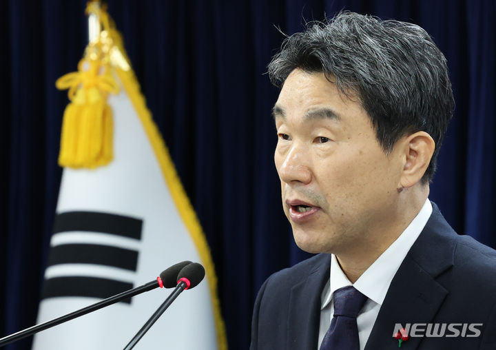 [서울=뉴시스] 김명원 기자 = 이주호 사회부총리 겸 교육부 장관이 지난 27일 오전 서울 종로구 정부서울청사에서 2028 대학입시제도 개편 확정안 발표를 하고 있다. 이날 이주호 부총리는 2028 입시부터 국어·수학·사회·과학 선택과목 없는 통합형 수능, 내신 5등급 체제 확정을 발표했다. 2023.12.27. kmx1105@newsis.com