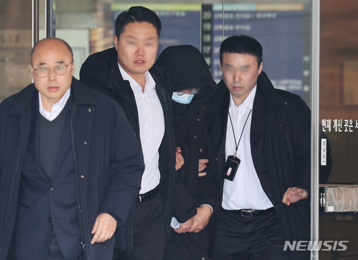 [서울=뉴시스] 김근수 기자 = '롤스로이스 사건' 운전자에게 마약류 약물을 처방한 혐의를 받는 의사 염모씨가 지난 27일 오전 서울 서초구 서울중앙지방법원에서 영장실질심사를 마치고 법원을 나서고 있다. 2023.12.27. ks@newsis.com