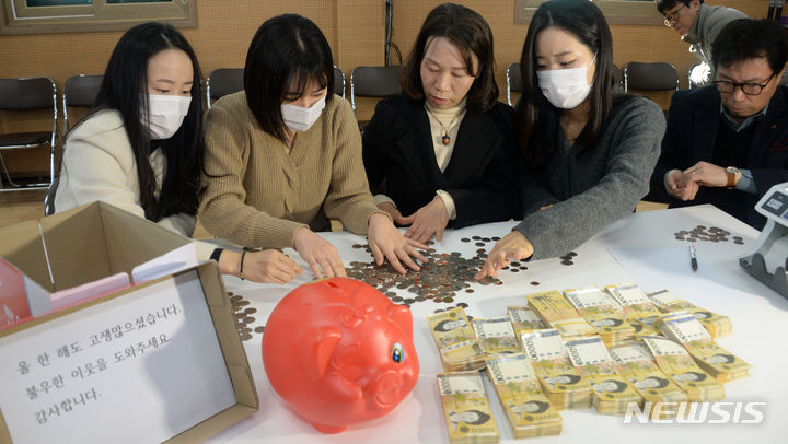 [전주=뉴시스] 김얼 기자 = 27일 전북 전주시 노송동 주민센터에서 주민센터 직원들이 '얼굴 없는 천사'가 전달한 성금을 정리하고 있다. 얼굴 없는 천사는 8006만 3980원의 성금과 "올 한 해도 고생 많으셨습니다. 불우한 이웃을 도와주세요. 감사합니다."라고 적힌 편지를 함께 보내왔다. 2023.12.27. pmkeul@nwsis.com