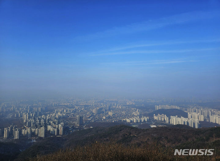 [광주(경기)=뉴시스] 김종택 기자 = 미세먼지 농도가 '나쁨' 수준을 보인 27일 경기도 광주시 남한산성에서 바라본 서울 도심에 미세먼지층이 선명하게 보이고 있다. 2023.12.27. jtk@newsis.com
