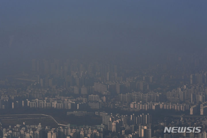 [광주(경기)=뉴시스] 김종택 기자 = 초미세먼지 농도가 '나쁨' 수준을 보인 27일 경기도 광주시 남한산성에서 바라본 서울 도심이 뿌옇게 보이고 있다. 2023.12.27. jtk@newsis.com