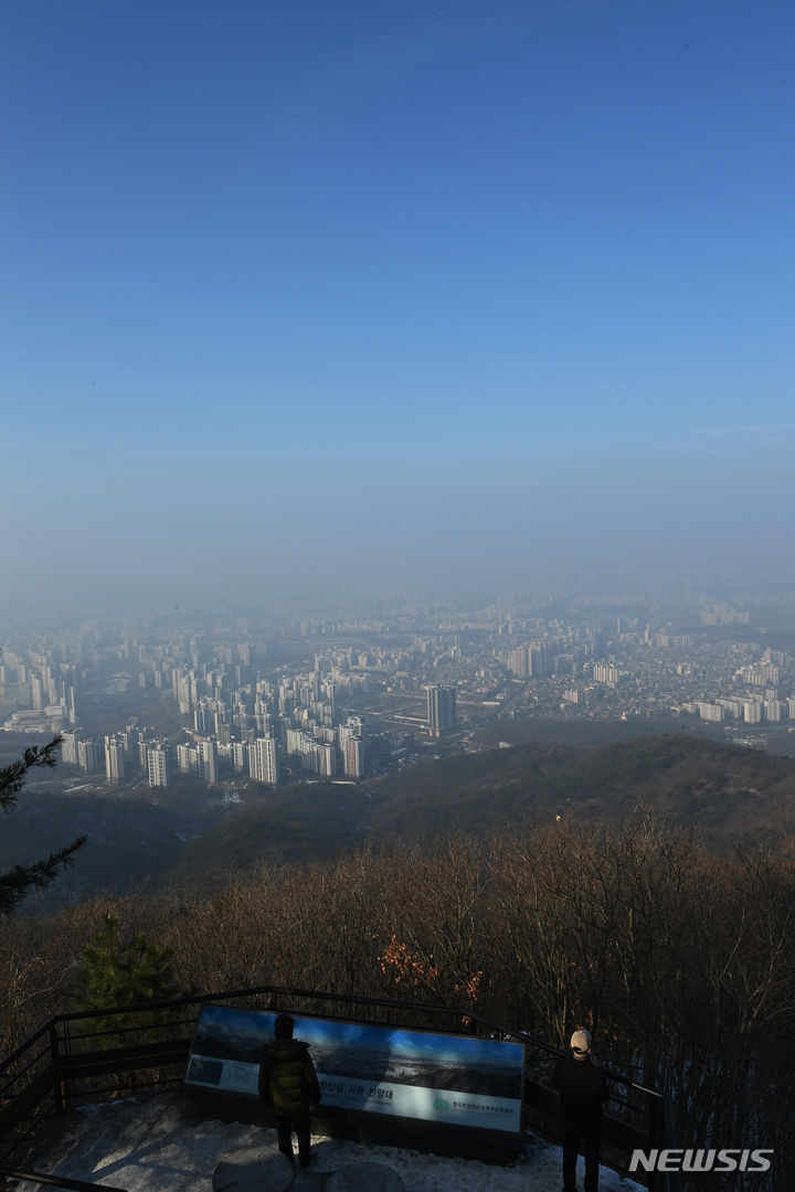 [광주(경기)=뉴시스] 김종택 기자 = 미세먼지 농도가 '나쁨' 수준을 보인 27일 경기도 광주시 남한산성에서 바라본 서울 도심에 미세먼지층이 선명하게 보이고 있다. 2023.12.27. jtk@newsis.com