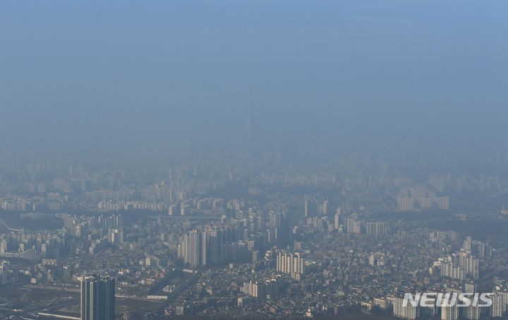 [광주(경기)=뉴시스] 김종택 기자 = 초미세먼지 농도가 '나쁨' 수준을 보인 지난 27일 경기도 광주시 남한산성에서 바라본 서울 도심이 뿌옇게 보이고 있다. 2023.12.27. jtk@newsis.com