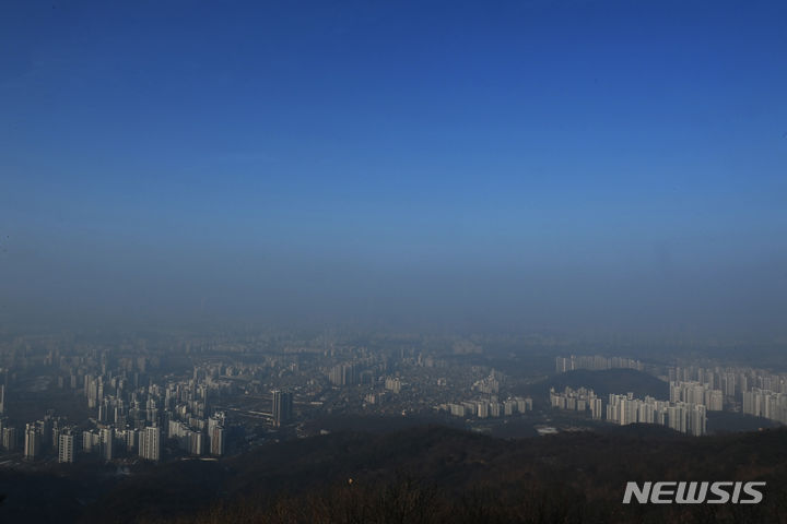 [광주(경기)=뉴시스] 김종택 기자 = 미세먼지 농도가 '나쁨' 수준을 보인 27일 경기도 광주시 남한산성에서 바라본 서울 도심에 미세먼지층이 선명하게 보이고 있다. 2023.12.27. jtk@newsis.com