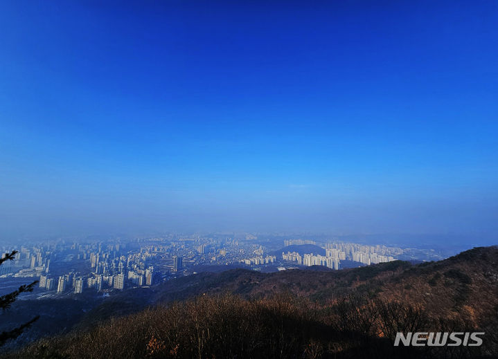 [광주(경기)=뉴시스] 김종택 기자 = 미세먼지 농도가 '나쁨' 수준을 보인 27일 경기도 광주시 남한산성에서 바라본 서울 도심에 미세먼지층이 선명하게 보이고 있다. 2023.12.27. jtk@newsis.com