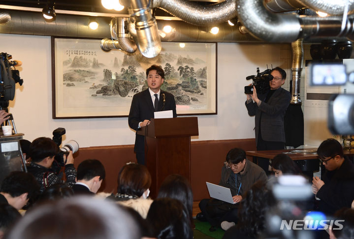 [서울=뉴시스] 권창회 기자 = 이준석 전 국민의힘 대표가 27일 오후 서울 노원구 상계동의 한 갈빗집에서 탈당 기자회견을 열고 발언하고 있다.(공동취재) 2023.12.27. photo@newsis.com