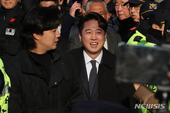 [서울=뉴시스] 권창회 기자 = 이준석 전 국민의힘 대표가 27일 오후 서울 노원구 상계동의 한 갈빗집에서 탈당 기자회견을 하기 위해 이동하고 있다.(공동취재) 2023.12.27. photo@newsis.com