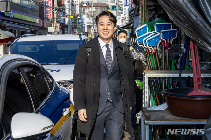 [서울=뉴시스] 권창회 기자 = 이준석 전 국민의힘 대표가 27일 오후 서울 노원구 상계동의 한 갈빗집에서 탈당 기자회견을 하기 위해 이동하고 있다.(공동취재) 2023.12.27. photo@newsis.com