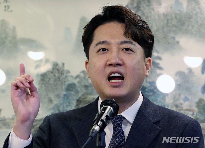 [서울=뉴시스] 권창회 기자 = 이준석 전 국민의힘 대표가 27일 오후 서울 노원구 상계동의 한 갈빗집에서 탈당 기자회견을 열고 발언하고 있다.(공동취재) 2023.12.27. photo@newsis.com