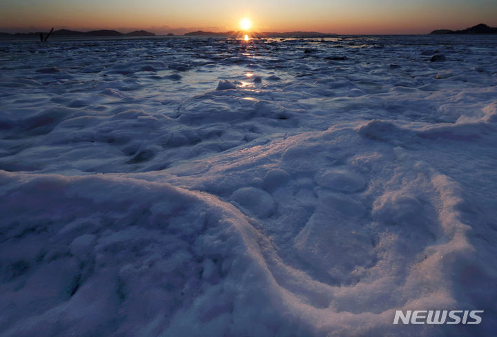 [인천=뉴시스] 홍효식 기자 = 인천 강화군 동막해변 꽁꽁 언 바다 너머로 해가 지고 있다. 정치권은 여야의 극단적 정쟁과 대립으로, 남북관계는 9.19 군사합의파기와 북한의 도발로 갈수록 경색되고 얼어붙었다. 또한 고금리·고물가로 부동산시장과 소비심리도 얼어 풀리지 않고 있다. 세밑한파로 얼어붙은 바다 너머 지는 해에 아쉬움을 날려보내고, 다가올 2024년은 얼었던 갈등과 경제가 사르르 녹아내리고 온기 가득한 새해가 되길 빌어본다. 2023.12.31. yesphoto@newsis.com