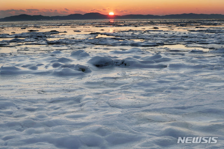 [인천=뉴시스] 홍효식 기자 = 인천 강화군 동막해변 꽁꽁 언 바다 너머로 해가 지고 있다. 정치권은 여야의 극단적 정쟁과 대립으로, 남북관계는 9.19 군사합의파기와 북한의 도발로 갈수록 경색되고 얼어붙었다. 또한 고금리·고물가로 부동산시장과 소비심리도 얼어 풀리지 않고 있다. 세밑한파로 얼어붙은 바다 너머 지는 해에 아쉬움을 날려보내고, 다가올 2024년은 얼었던 갈등과 경제가 사르르 녹아내리고 온기 가득한 새해가 되길 빌어본다. 2023.12.31. yesphoto@newsis.com