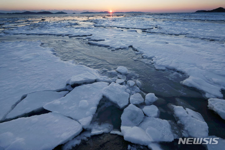 [인천=뉴시스] 홍효식 기자 = 인천 강화군 동막해변 꽁꽁 언 바다 너머로 해가 지고 있다. 정치권은 여야의 극단적 정쟁과 대립으로, 남북관계는 9.19 군사합의파기와 북한의 도발로 갈수록 경색되고 얼어붙었다. 또한 고금리·고물가로 부동산시장과 소비심리도 얼어 풀리지 않고 있다. 세밑한파로 얼어붙은 바다 너머 지는 해에 아쉬움을 날려보내고, 다가올 2024년은 얼었던 갈등과 경제가 사르르 녹아내리고 온기 가득한 새해가 되길 빌어본다. 2023.12.31. yesphoto@newsis.com