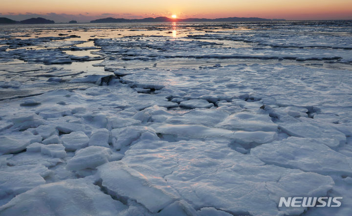 [인천=뉴시스] 홍효식 기자 = 인천 강화군 동막해변 꽁꽁 언 바다 너머로 해가 지고 있다. 정치권은 여야의 극단적 정쟁과 대립으로, 남북관계는 9.19 군사합의파기와 북한의 도발로 갈수록 경색되고 얼어붙었다. 또한 고금리·고물가로 부동산시장과 소비심리도 얼어 풀리지 않고 있다. 세밑한파로 얼어붙은 바다 너머 지는 해에 아쉬움을 날려보내고, 다가올 2024년은 얼었던 갈등과 경제가 사르르 녹아내리고 온기 가득한 새해가 되길 빌어본다. 2023.12.31. yesphoto@newsis.com