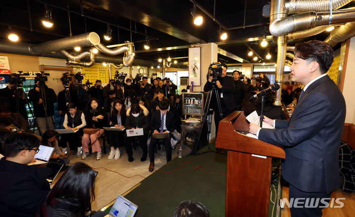 [서울=뉴시스] 권창회 기자 = 이준석 전 국민의힘 대표가 27일 오후 서울 노원구 상계동의 한 갈빗집에서 탈당 기자회견을 열고 발언하고 있다.(공동취재) 2023.12.27. photo@newsis.com