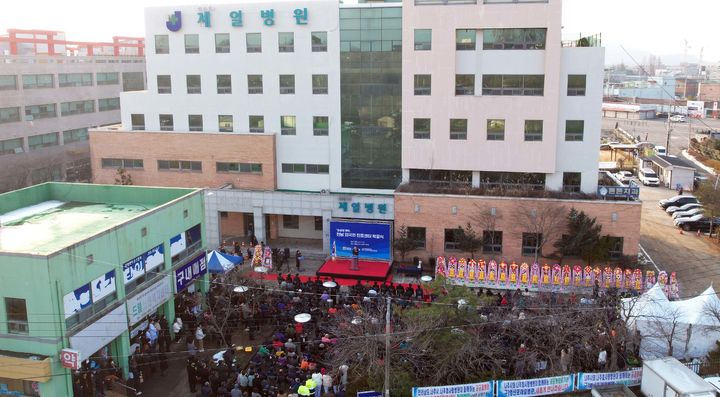 [나주=뉴시스] 이창우 기자=나주시는 27일 의료법인 세화의료재단과 옛 영산포제일병원에서 광주·전남 최초 외국인 진료센터 착공식을 개최했다. 외국인 진료센터와 더불어 응급실과 입원 병상을 갖춘 종합병원급 공공형 병원도 설립돼 내년 상반기 개원할 예정이다. (사진=나주시 제공) 2023.12.27. photo@newsis.com *재판매 및 DB 금지