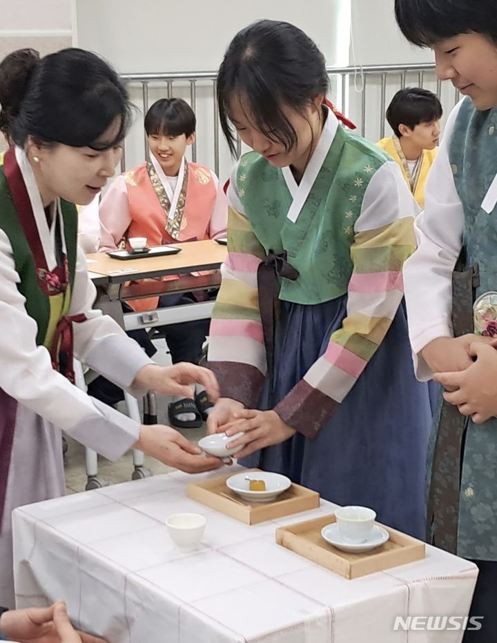  헌다례 의식을 하는 이정현 대표와 학생들