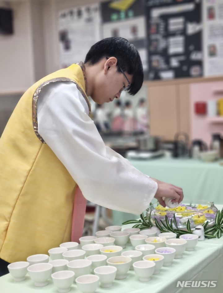  부화(浮花)의식하는 학생