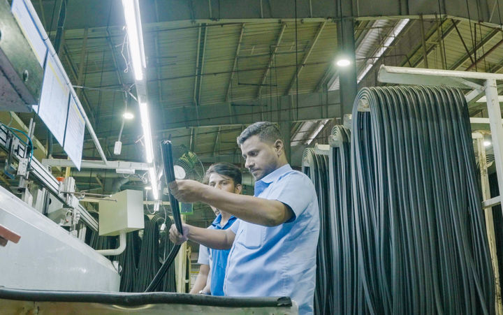 [부산=뉴시스] 화승 인도법인(HSI AUTO)에서 현지 근로자가 작업을 하고 있다. (사진=화승R&A 제공) *재판매 및 DB 금지